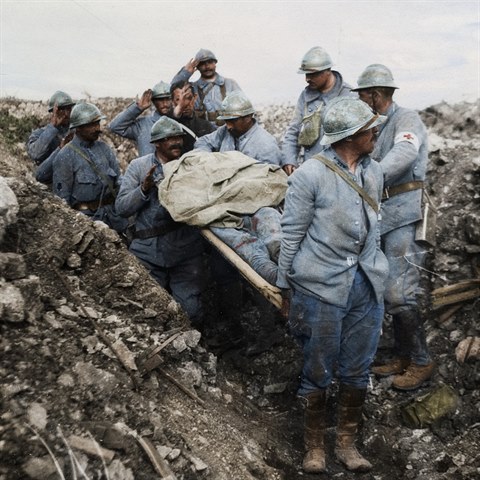 Zdravotnci odnej mrtvho z dobitho zem v srpnu 1917.