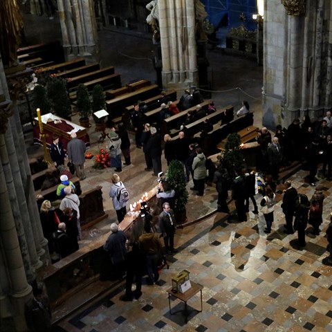 V Katedrle sv. Vta bylo 23. bezna 2017 vystaveno tlo zesnulho kardinla...