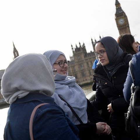 Muslimsk eny na Westminsterskm most.
