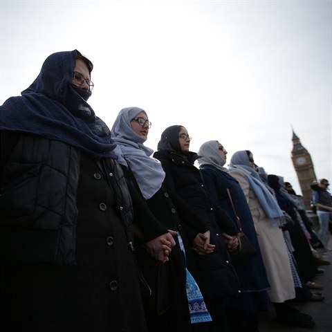 Muslimsk eny na Westminsterskm most.