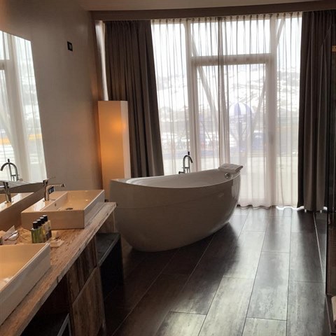 Luxusn koupelna jejich luxusnho apartmnu.