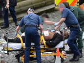 Khalid Masood, terorista z Londýna. Záchranái ho odváejí poté, co ho...