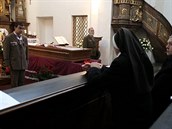 ádové sestry se modlí za klid pro zesnulého