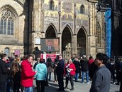 Lidé se scházejí na nádvoí ped katedrálou a ekají na poheb kardinála Vlka