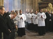 Liturgický prvod pichází do katedrály