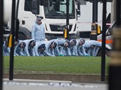 Skupina forenzik prohledává okolí parlamentu, kde ve stedu zaútoil islámský...
