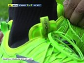 Mario Balotelli si nedokázal správn zavázat tkaniky u bot.