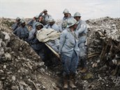 Zdravotníci odnáejí mrtvého z dobitého území v srpnu 1917.