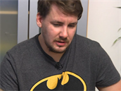 Pavel sice nosí triško s logem Batmana, o superhrdinu ale nejde.