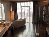 Luxusní koupelna jejich luxusního apartmánu.