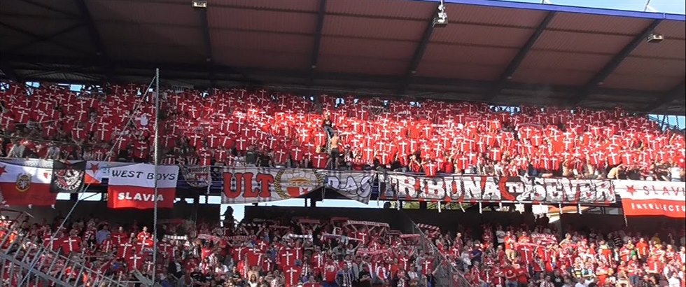 Fanouci obou tábor na derby asto berou také jednotná trika.