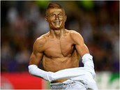 Takhle by to vypadalo, kdyby Ronaldo vypadal jako svá ohavná socha.