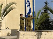 Vasil Mohorita pi vyvování izraelské vlajky.