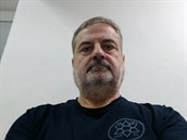 Vasil Mohorita v triku s logem programu dobrovolník Sar-El