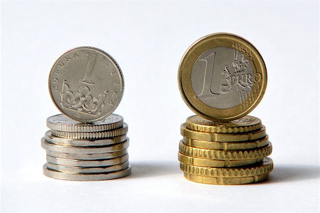 Koruna je k euru nejsilnější za posledních 14 let, polepšila si i vůči dolaru