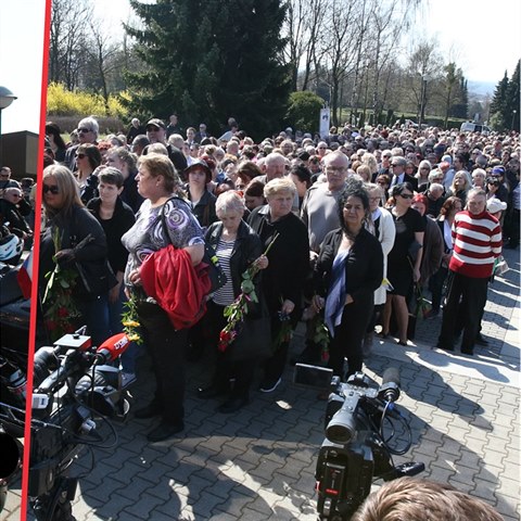 Pohřeb Věry Špinarové je opravdu největší, jaký v posledních letech pamatujeme.