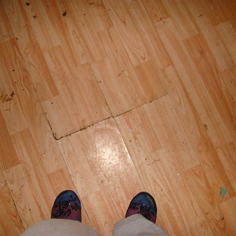 Podlaha vypad hrozn.