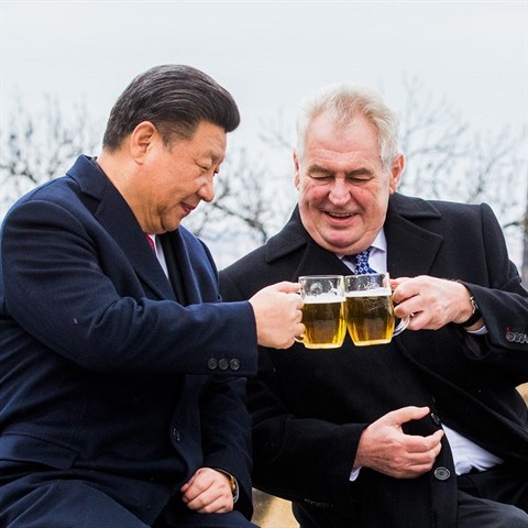 Milo Zeman hostil nskho prezidenta plzeskm pivem.