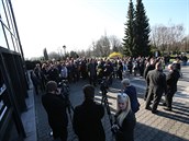 Ped krematoriem je dav lidí.