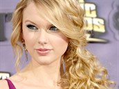Taylor Swift - Dlouhé kudrnaté vlasy