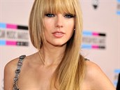 Taylor Swift - Dlouhé vyehlené vlasy s ofinou