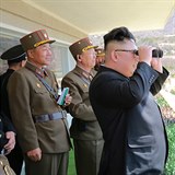 Kim Čong-un pozoruje dění pod sebou.