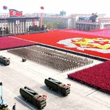 Vojáci defilují na náměstí Kim Ir-sena.
