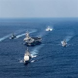 Ke Koreji blíží americké válečné lodě v čele s letadlovou lodí USS Carl Vinson.