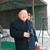 Severní Korea vlastní jaderné zbraně a nevyzpytatelný vládce Kim Čong-un jimi s...