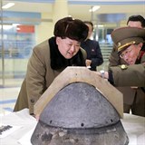 Kim Čong un si se zájmem prohlíží hlavici balistické rakety.