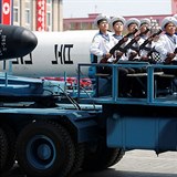 Severokorejské rakety na vojenské přehlídce během oslav Dne Slunce.