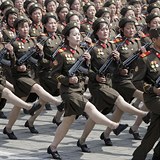 Za Kima pochodují také ženy.
