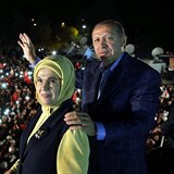 Recep a Emine Erdoganovi mohou slavit. Nyní má Erdogan téměř neomezenou moc.