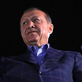 Recep Erdogan dostal od tureckého lidu těsnou důvcěru za podporu svých...