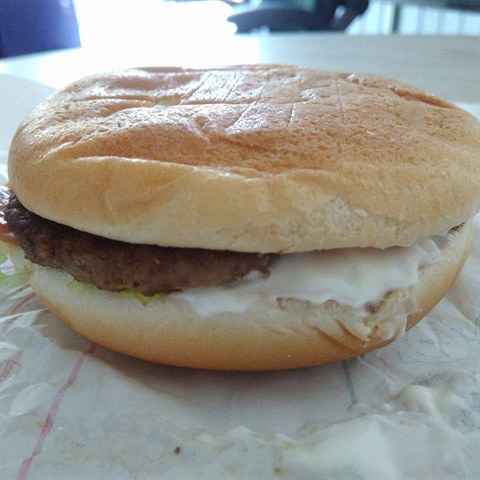 Uvnitř burgeru je klasický karboš a majonéza.