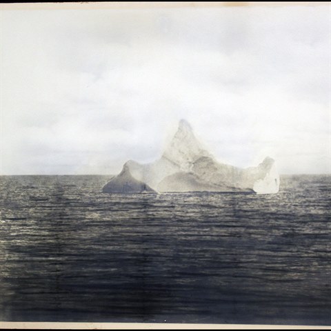 Na snmku legendrn ledovec o kter zavadil Titanic.