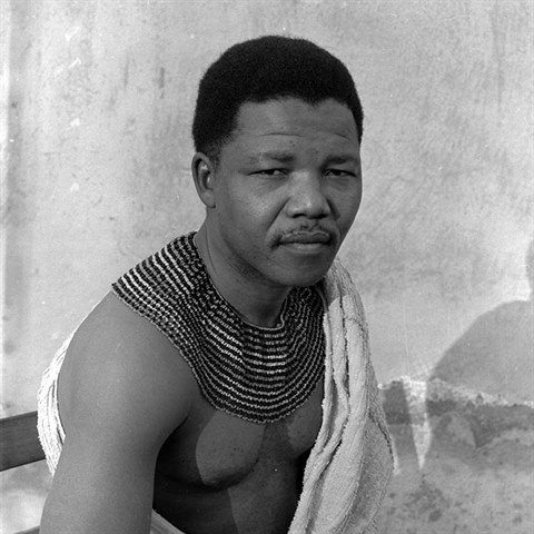 Na snmku legendrn Nelson Mandela.