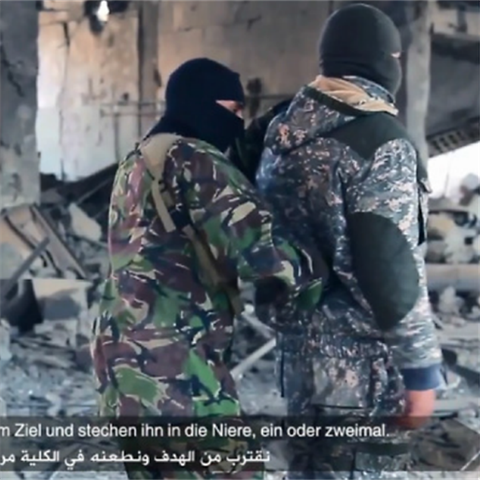 Manul ISIS ukazuje, jak zabjet nmeck policisty noem