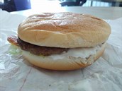 Uvnit burgeru je klasický karbo a majonéza.