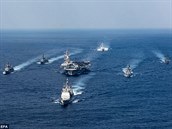 Ke Koreji blíí americké válené lod v ele s letadlovou lodí USS Carl Vinson.