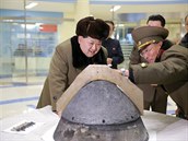 Kim ong un si se zájmem prohlíí hlavici balistické rakety.
