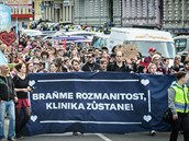 Demonstrace za Kliniku se zúastnilo asi 300 aktivist.