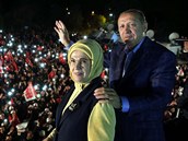 Recep a Emine Erdoganovi mohou slavit. Nyní má Erdogan tém neomezenou moc.