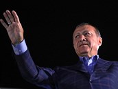 Recep Erdogan dostal od tureckého lidu tsnou dvcru za podporu svých...