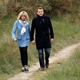 Emmanuel Macron, který vede politické hnutí En Marche! (Dál!) na procházce s...