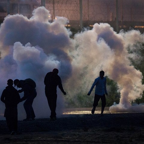 Zásah slzným plynem proti migrantům v Calais 2016