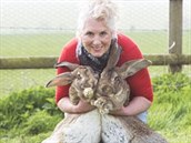 Annette Edwards je bývalá playmate. Dnes se zabývá práv chovem obích králík.