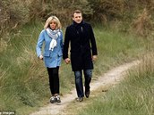 Emmanuel Macron, který vede politické hnutí En Marche! (Dál!) na procházce s...