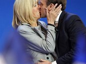 Kdy se Macron dozvdl, e postoupil do druhého kola, manelka ho odmnila...