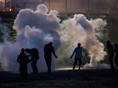 Zásah slzným plynem proti migrantm v Calais 2016